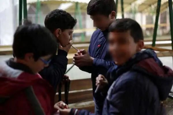  70 مليار سيجارة سنويا.. التدخين يقتحم المدارس في إيران