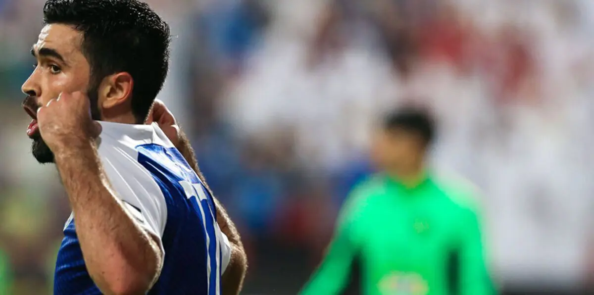 مباراة الهلال وبيروزي.. عمر خريبين يستفز الإيرانيين باسمه بعد إحراز الهدف الثالث (فيديو)