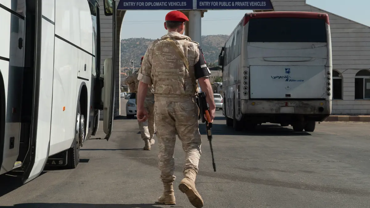لبنان يعلن إحباط محاولة اختراق مئات السوريين للحدود