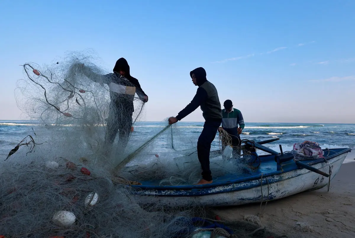 صيادو غزة يتحدون القذائف لإطعام أسرهم من "فتات" البحر