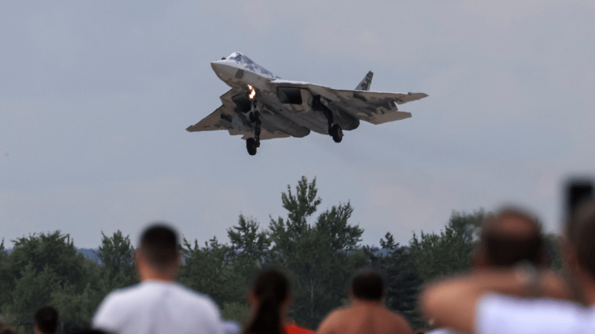 ما دلالة استهداف أوكرانيا مقاتلة "سو -57" الروسية على أرض المطار؟ (صور)