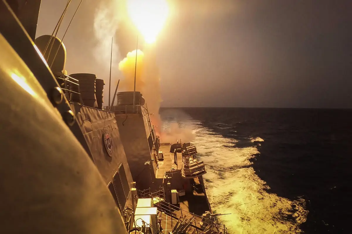 أمريكا تسقط صاروخاً مضاداً للسفن أطلقه الحوثيون نحو البحر الأحمر