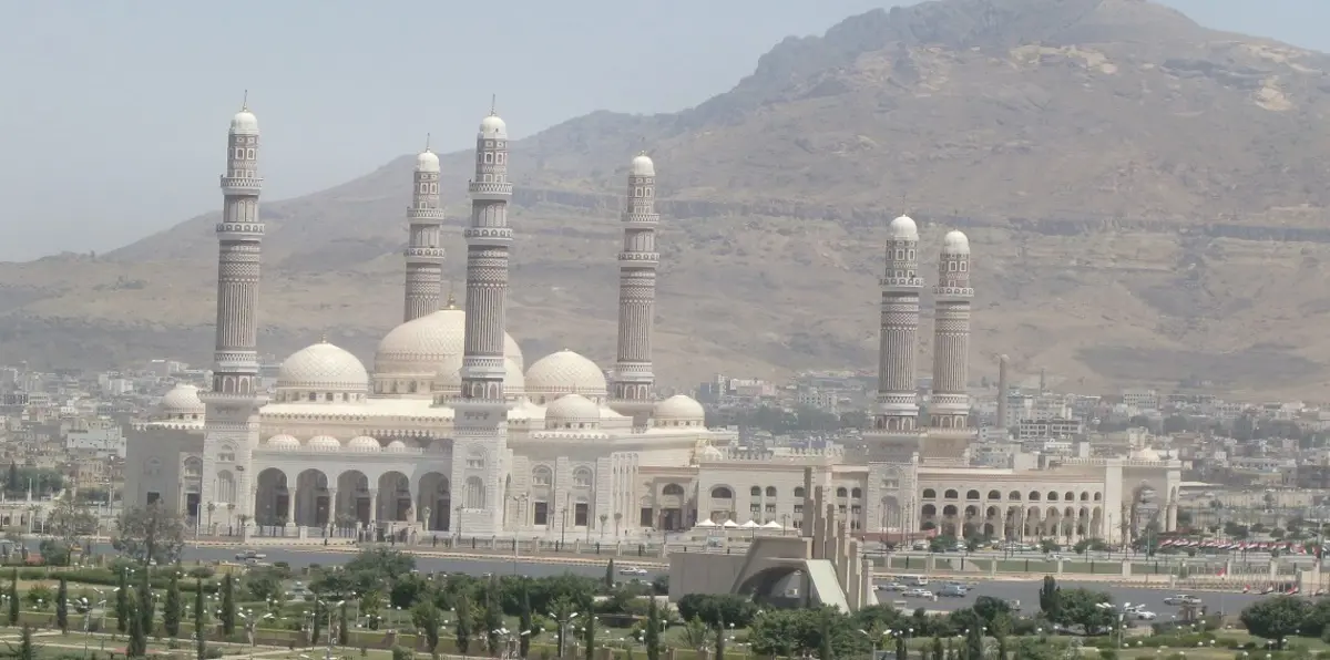 الحوثيون يُغيّرون اسم جامع الصالح في صنعاء (صورة)