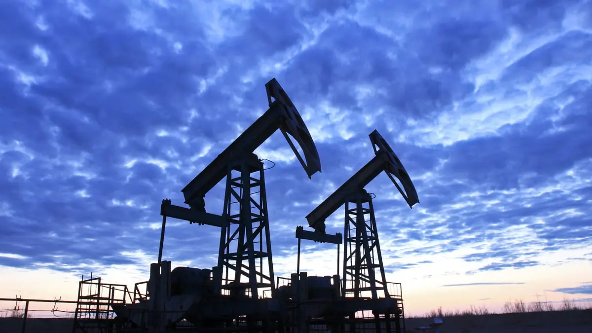 أسعار النفط تقفز بعد هبوط مخزونات الخام والوقود الأمريكية ونزول الدولار