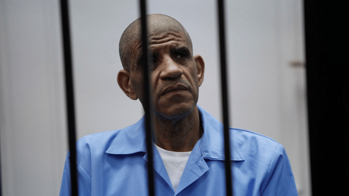 ليبيا.. غياب أحد المتهمين يؤجل محاكمة السنوسي إلى نهاية مايو