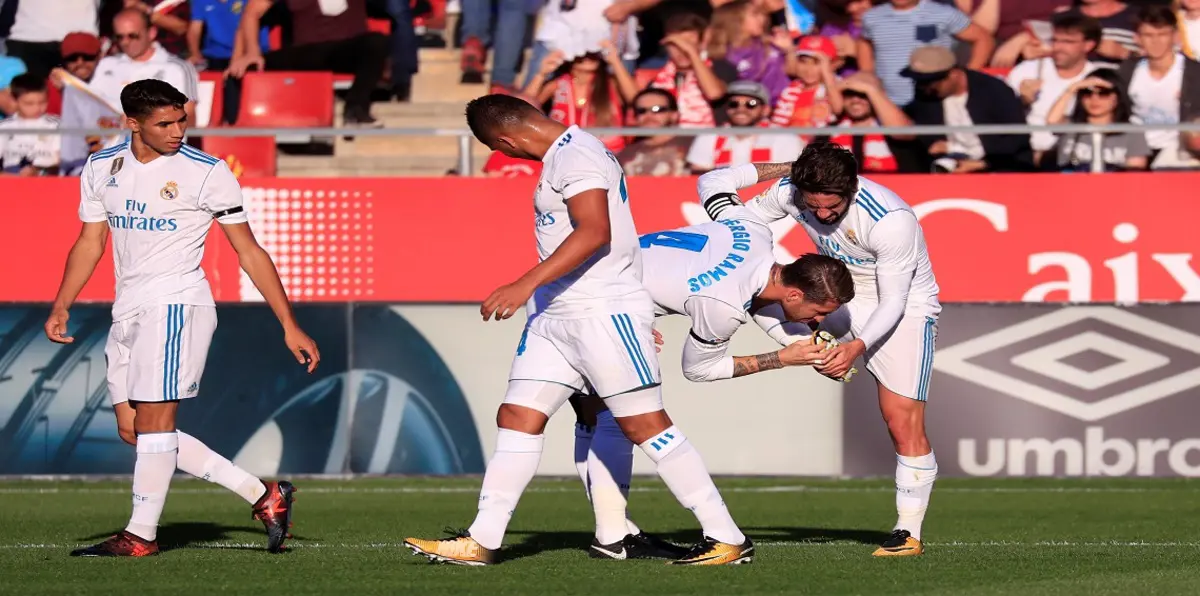 مباراة جيرونا وريال مدريد.. سيرجيو راموس يقبّل حذاء إيسكو (فيديو)