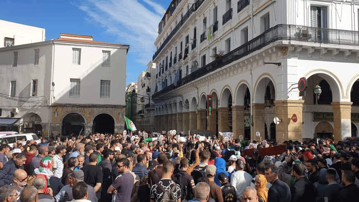 الجزائر.. احتجاجات طلابية ترفض مرشحي الرئاسة (صور)