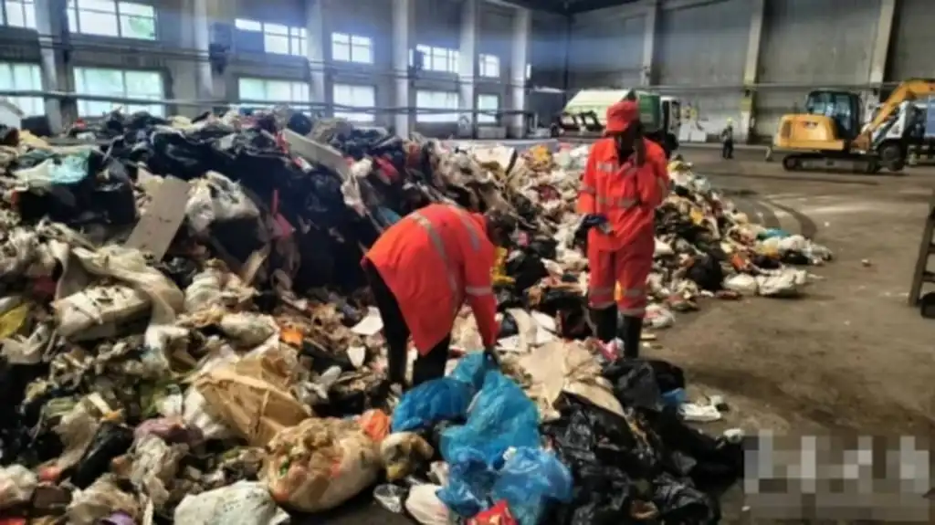 عمال يبحثون عن الساعة المفقودة 