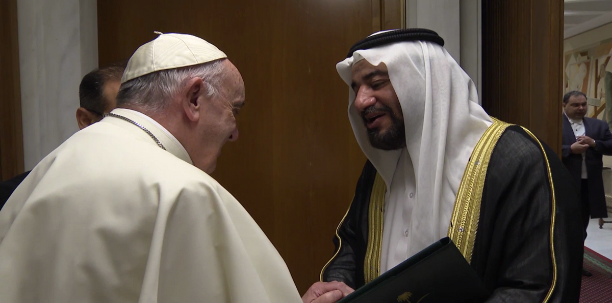 في لقاء "نادر".. وفد سعودي يلتقي البابا فرانسيس بالفاتيكان (فيديو)