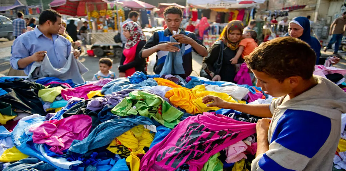 بيع الملابس بالتقسيط.. آخر الحلول المصرية لمواجهة الغلاء