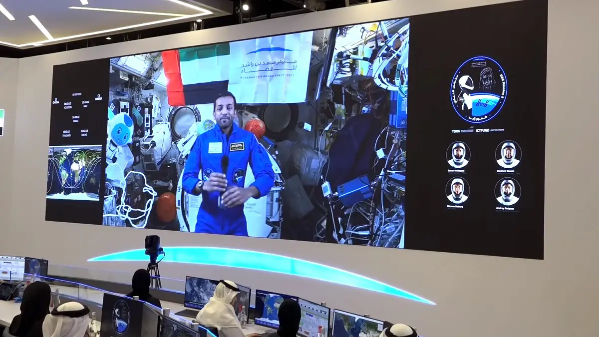 محمد بن راشد يجري أول اتصال مرئي مع سلطان النيادي من محطة الفضاء