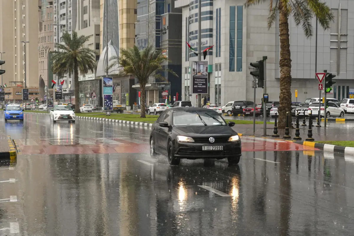 أمطار صيفية غزيرة في دبي والشارقة (فيديو)