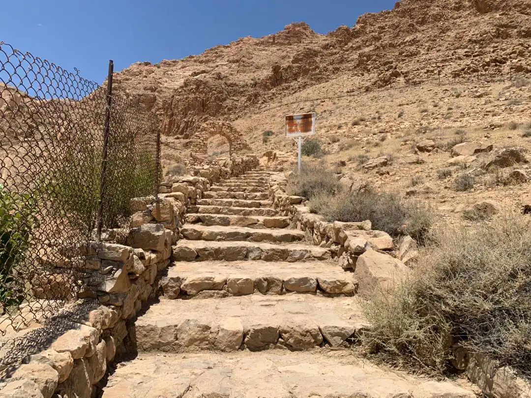الدرج الحجري الصاعد إلى المغاور