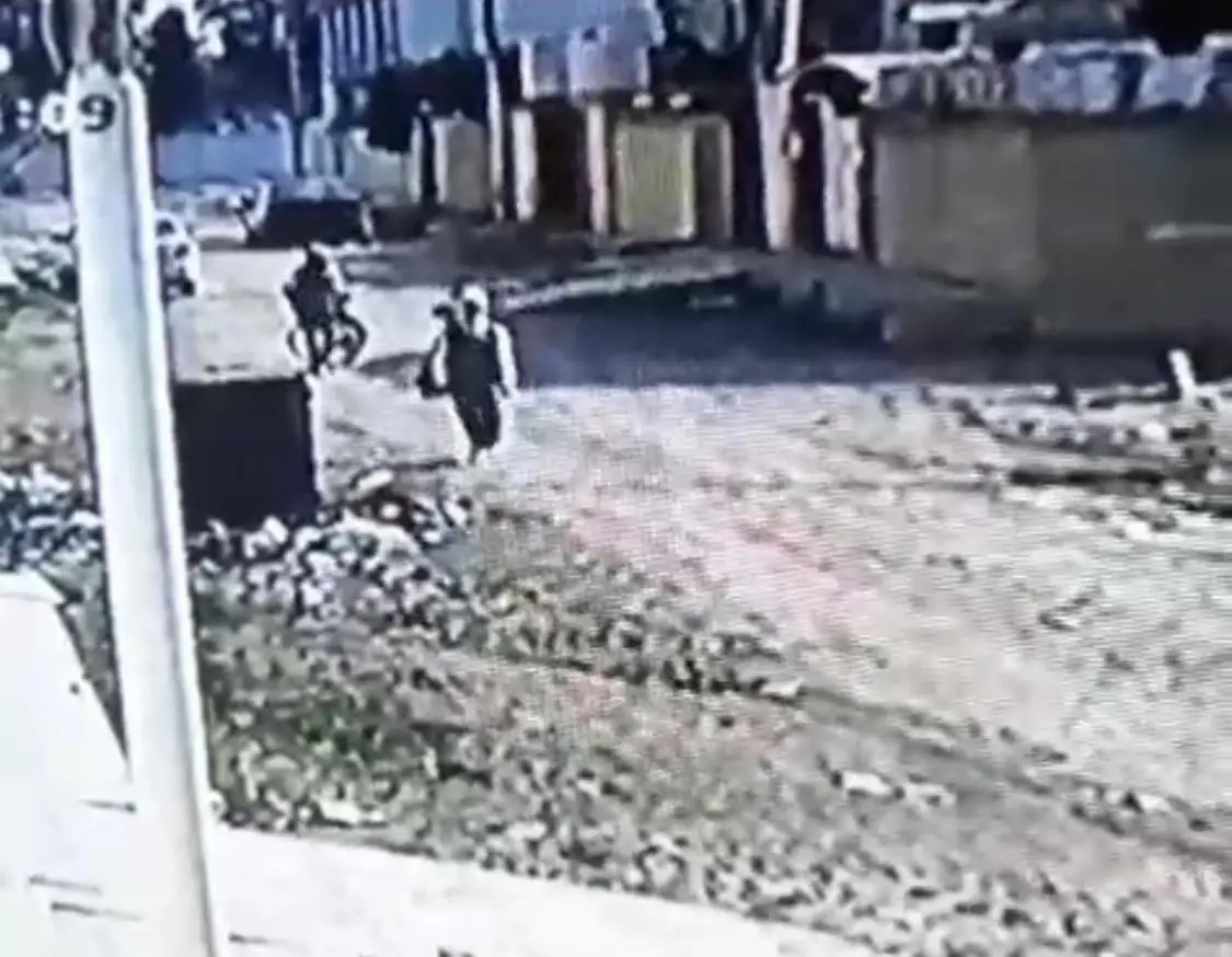 الفتاة والشاب في الشارع