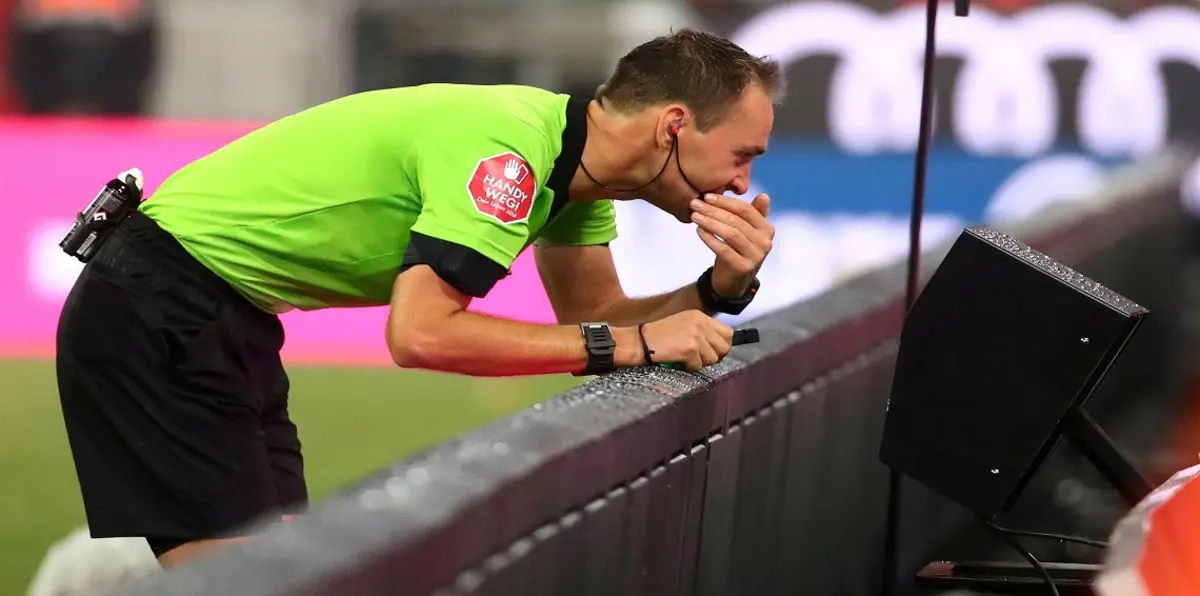 رسميًا.. الاتحاد الإنجليزي يعتمد تقنية VAR الموسم المقبل
