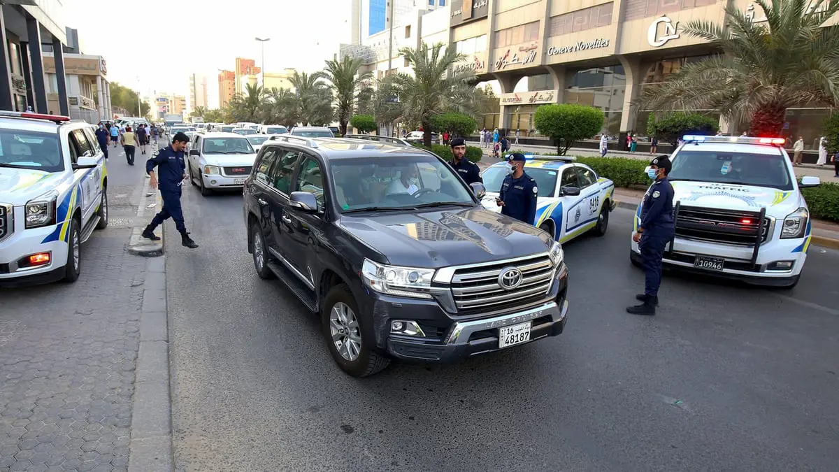 ضبط عصابة نسائية تقدم خدمات منافية للآداب في الكويت (صور)