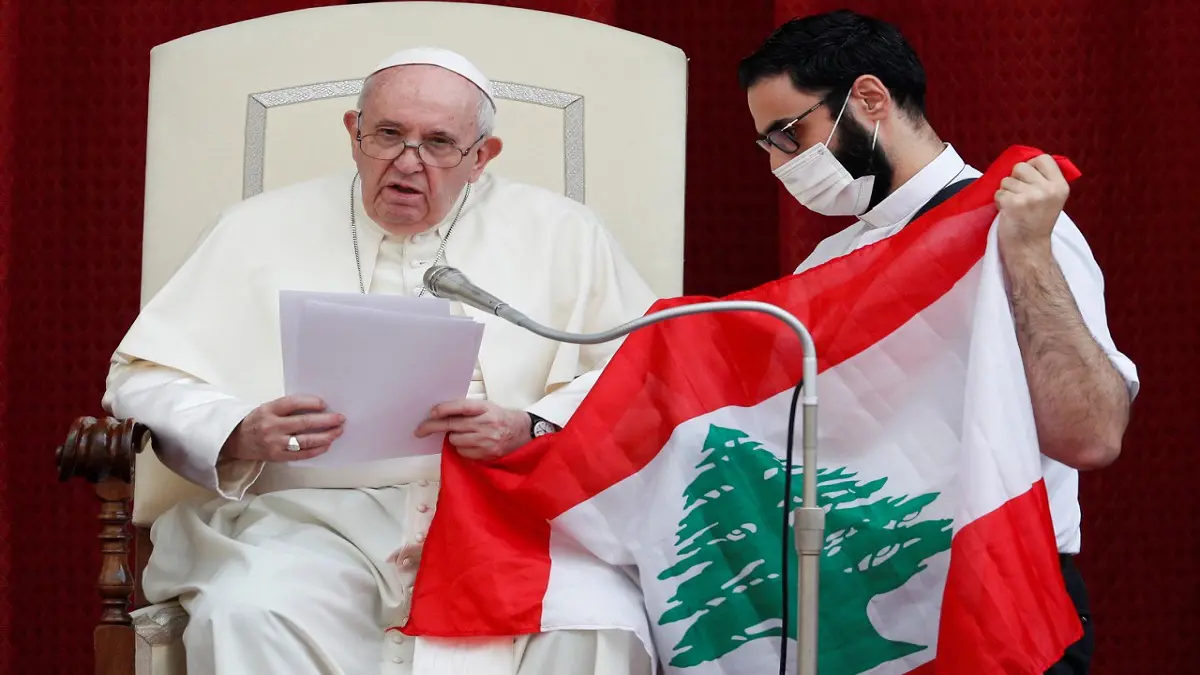 في مشهد مؤثر في الفاتيكان.. البابا فرنسيس يقبّل علم لبنان (صورة)