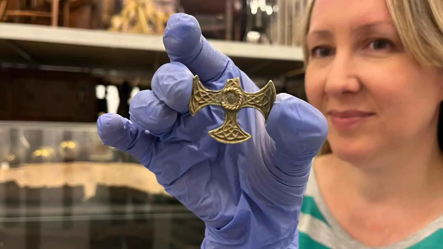 اكتشاف صليب صدري مذهّب