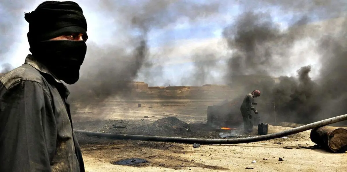 داعش يحرق براميل النفط لحجب الرؤية في الرقة
