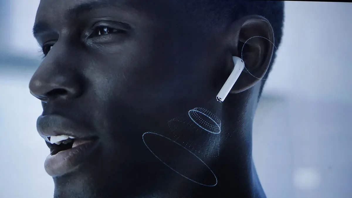 هل يمكن أن تعمل "Apple AirPods" كمساعدات لتعزيز السمع؟