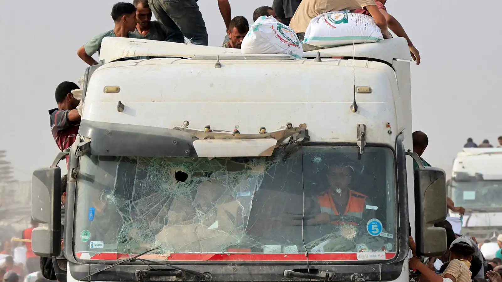 شاحنة مساعدات متضررة في قطاع غزة