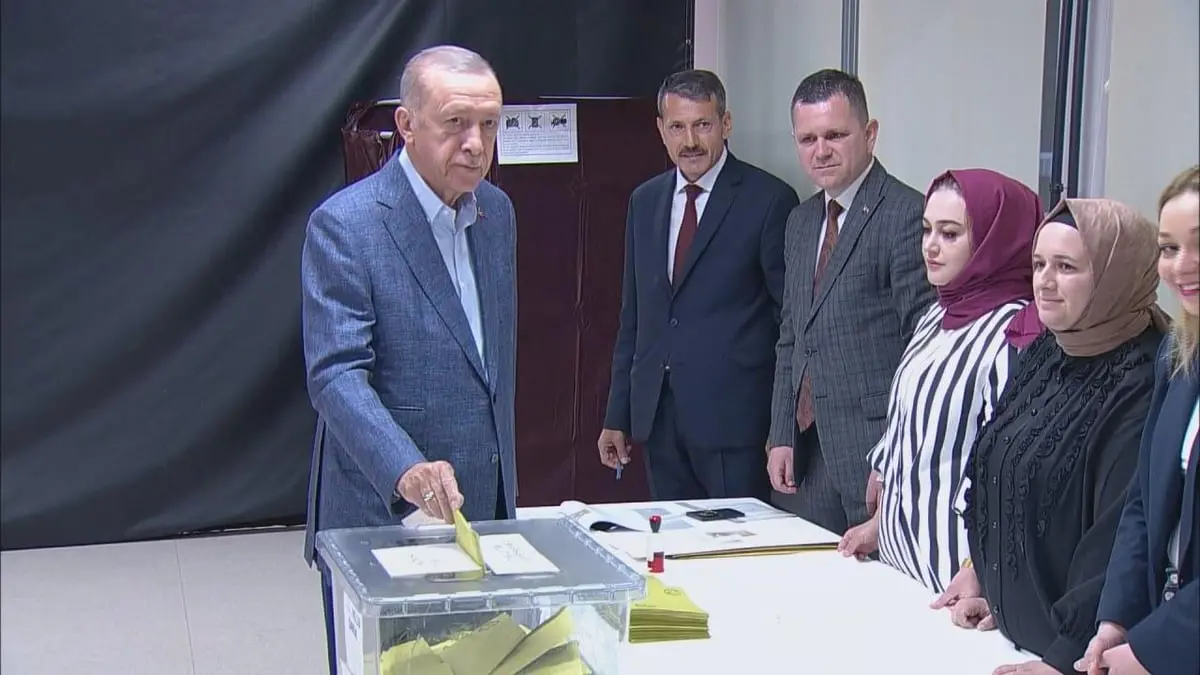 أردوغان: العملية الانتخابية تجري إلى الآن بسلاسة