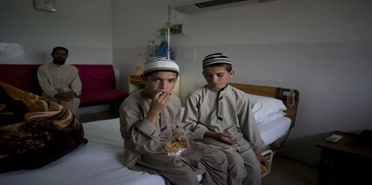 شقيقان باكستانيان يصابان بالشلل في الليل فقط (صور)