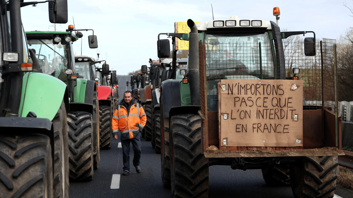 فرنسا.. مزارعون غاضبون يحاصرون باريس بالجرارات 