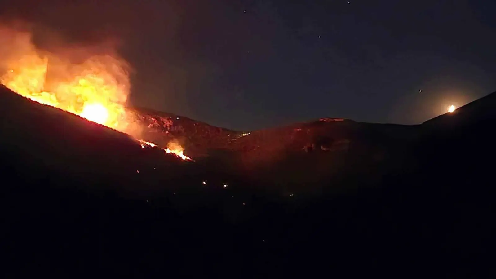 سوريا.. مخلفات الحرب والذخائر غير المنفجرة تعرقل إطفاء الحرائق