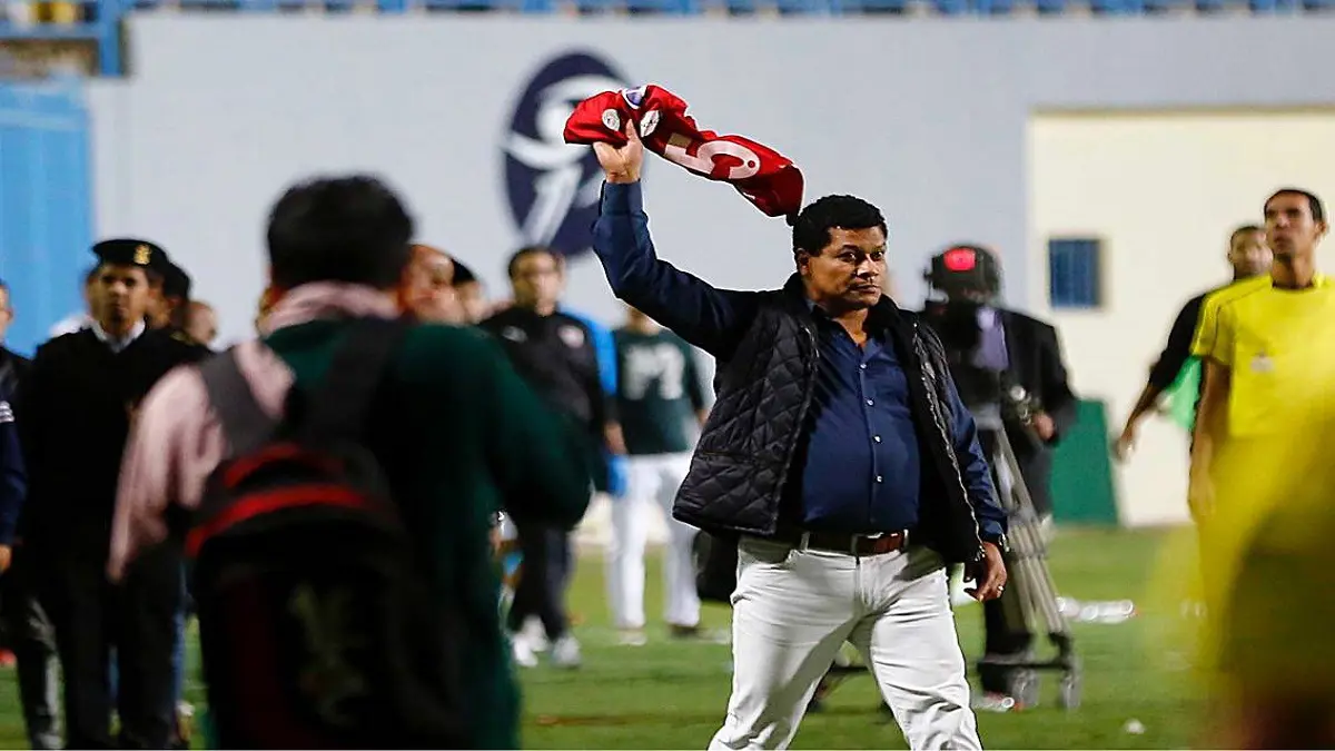 أول تعليق من علاء عبدالعال مدرب الداخلية بعد الاعتداء عليه من جماهير نادي الزمالك (فيديو)