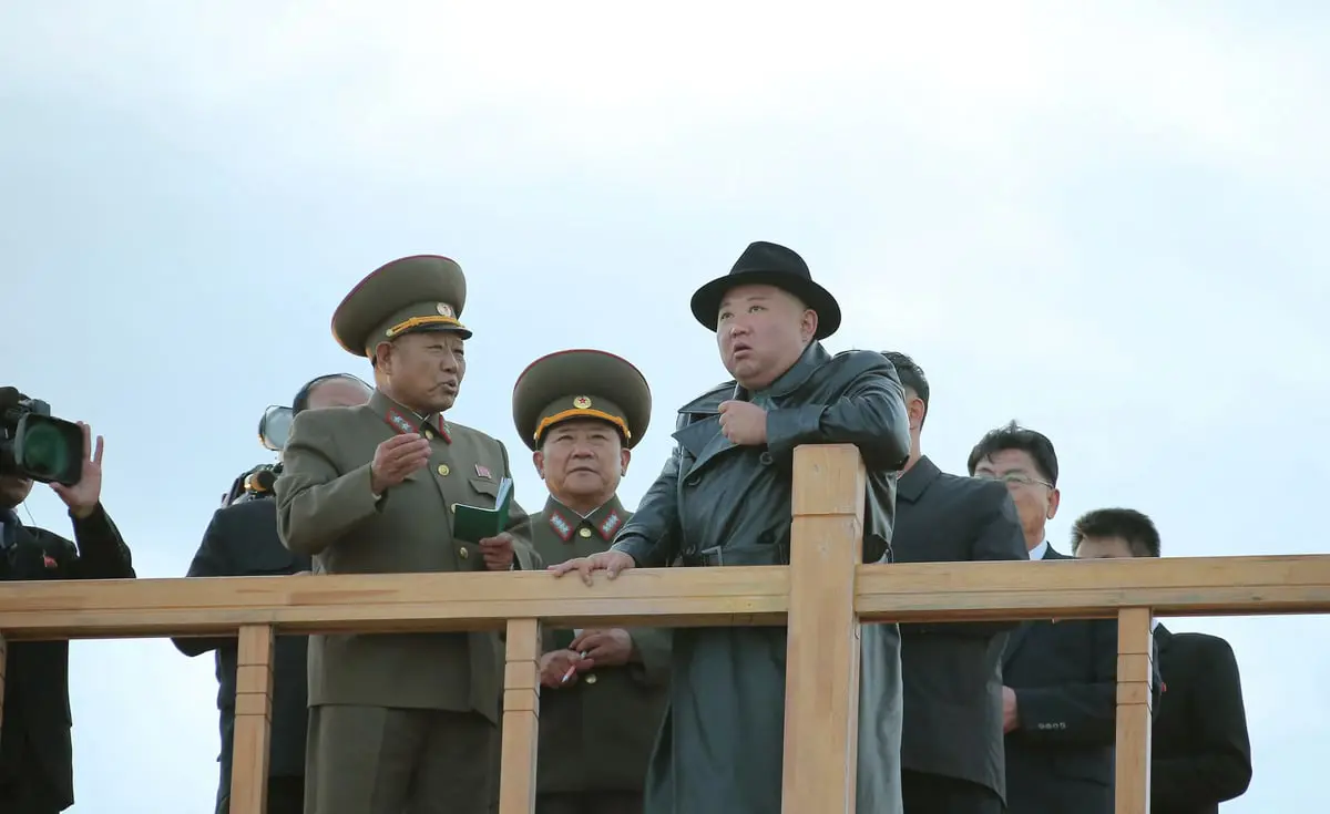 زعيم كوريا الشمالية يشرف على اختبار صاروخي من غواصة