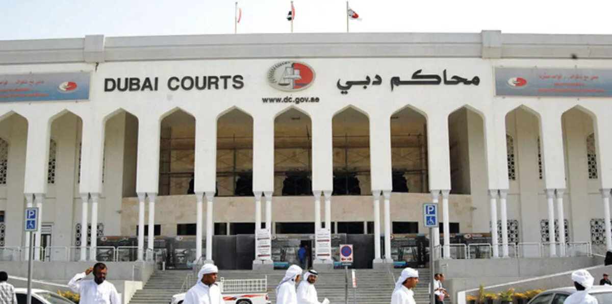 دبي.. أم تحاول خنق طفليها بوسادة والانتحار