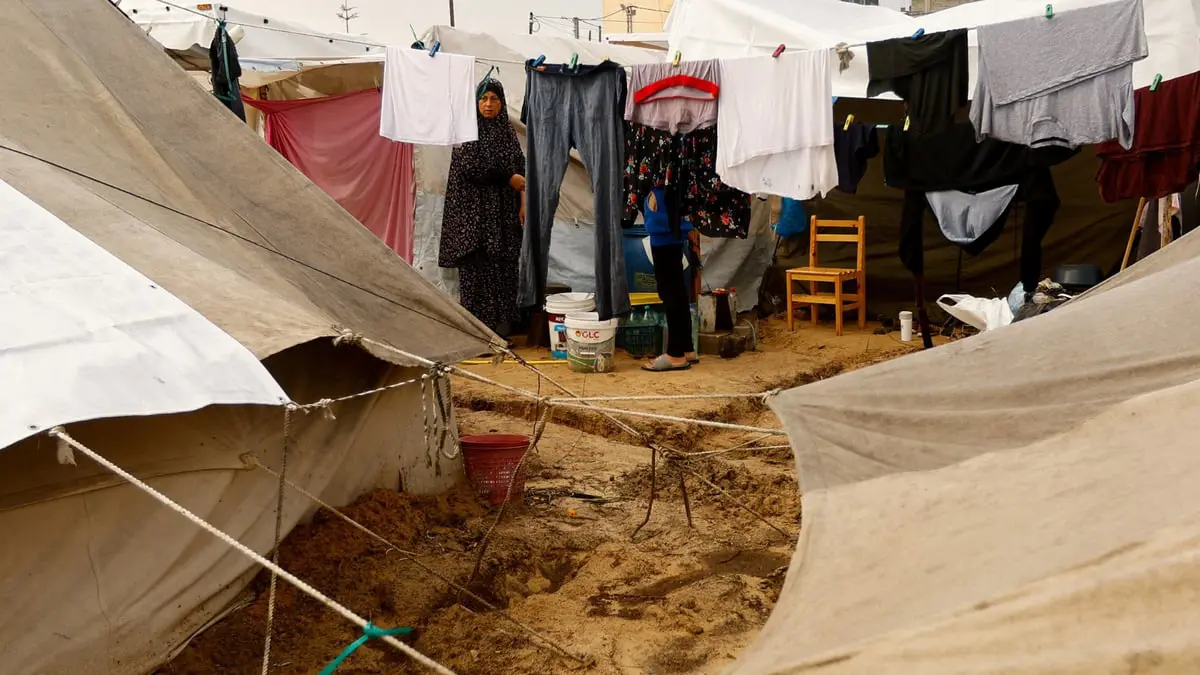 الغزيّون يبحثون عن مأوى مع سعي إسرائيل إلى توسيع الهجوم 