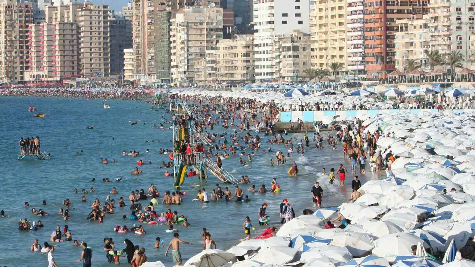 البحر يزحف والرمال تتآكل... خطر يهدد مباني الإسكندرية العريقة