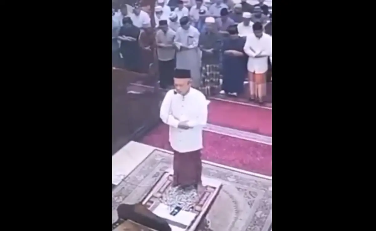 وفاة أكاديمي معروف في إندونيسيا خلال صلاة الفجر (فيديو)