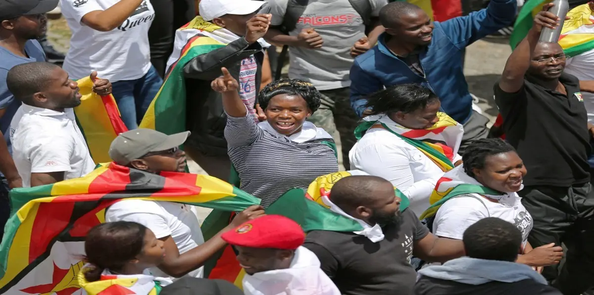 آلاف المتظاهرين في زيمبابوي ابتهاجًا بسقوط موغابي المتوقع