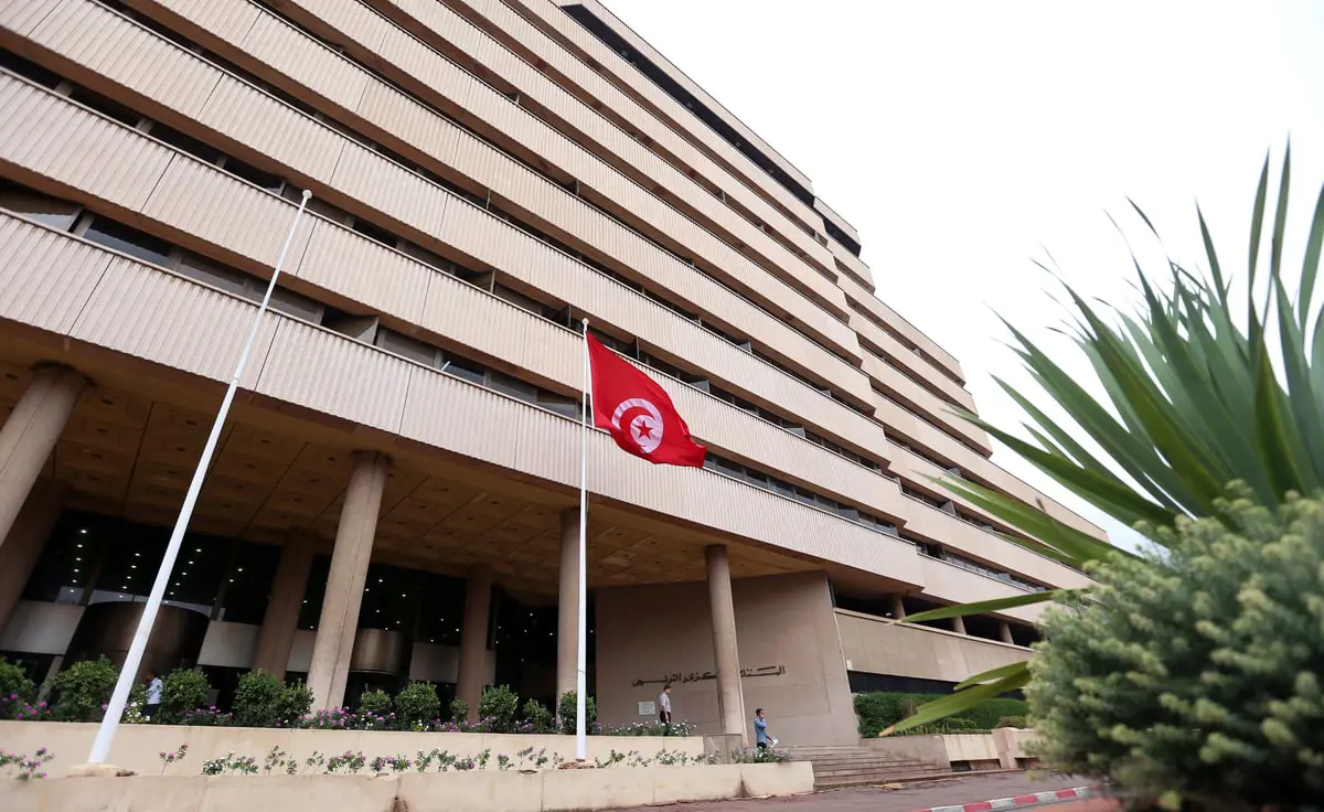 "جون أفريك": لجوء تونس للبنوك المحلية يهددها بـ"دوامة مفرغة" من الديون