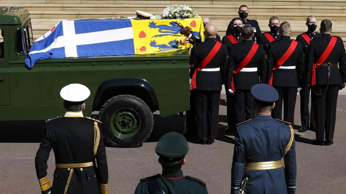 امرأة "عارية الصدر" تقتحم جنازة الأمير فيليب (صورة)