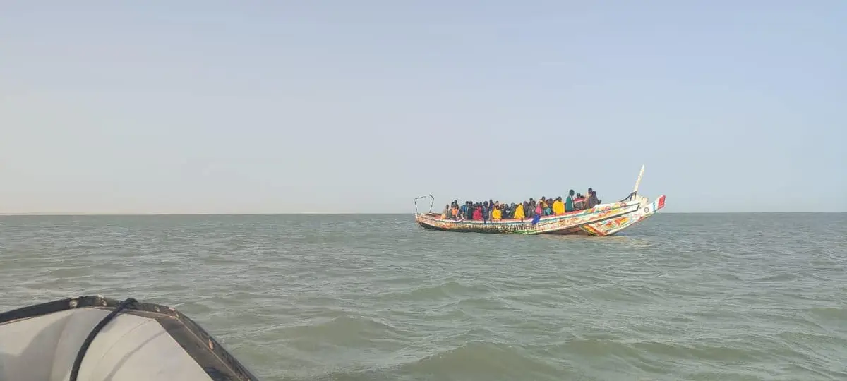 البحرية المغربية تنقذ 91 شخصاً على متن قارب هجرة غير شرعية (صور)