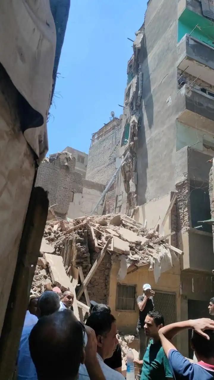 اثناء انهيار العقار