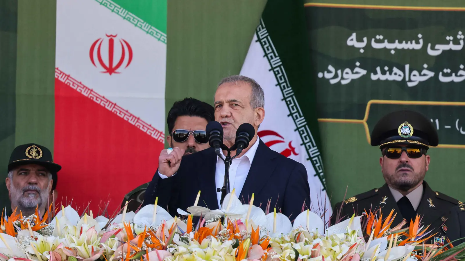 بعد تهديدات ترامب.. الرئيس الإيراني يلوح بإغلاق مضيق هرمز