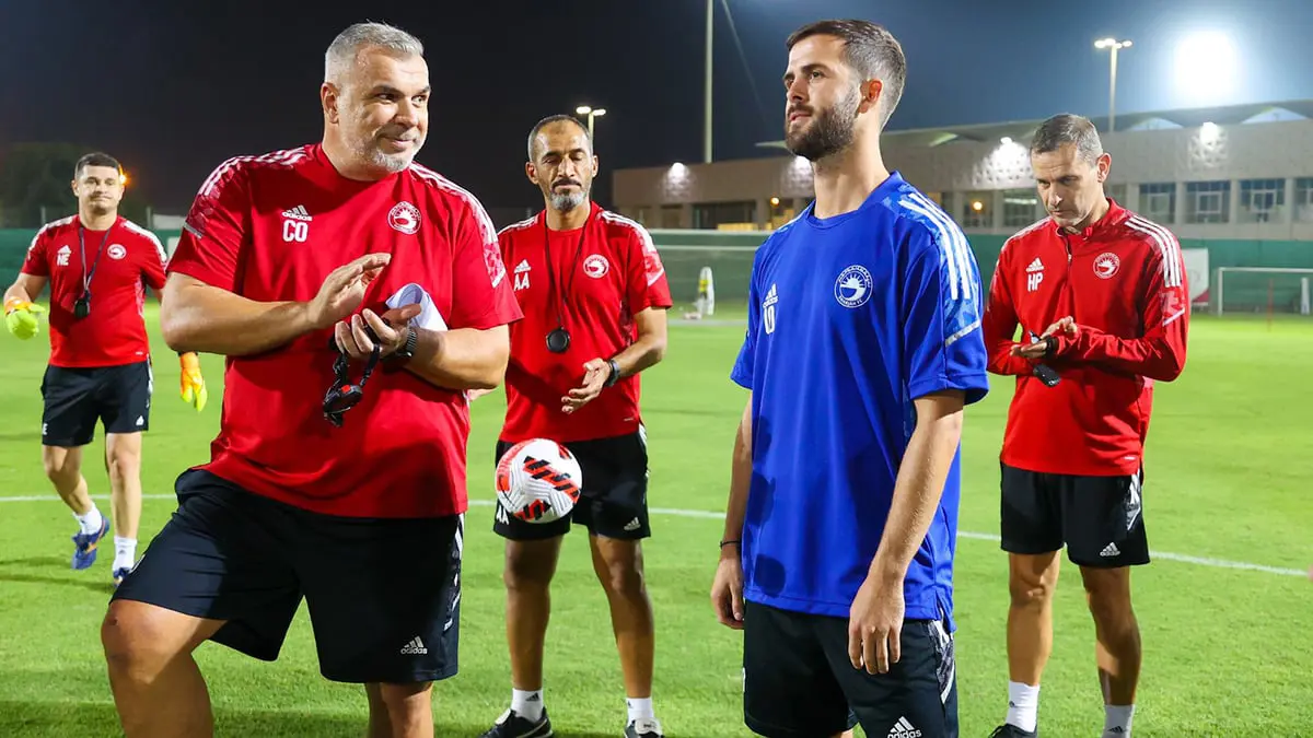 كوزمين أولاريو مدرب الشارقة يرفض تدريب منتخب الصين