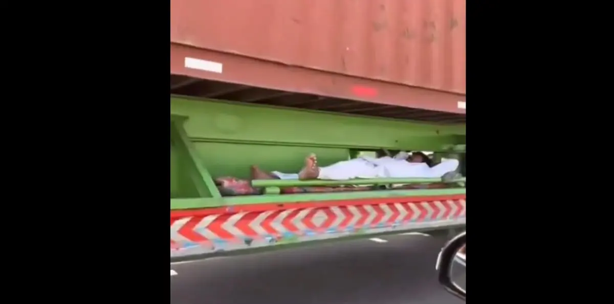 باكستاني ينام أسفل شاحنة تسير على طريق سريع في السعودية (فيديو)