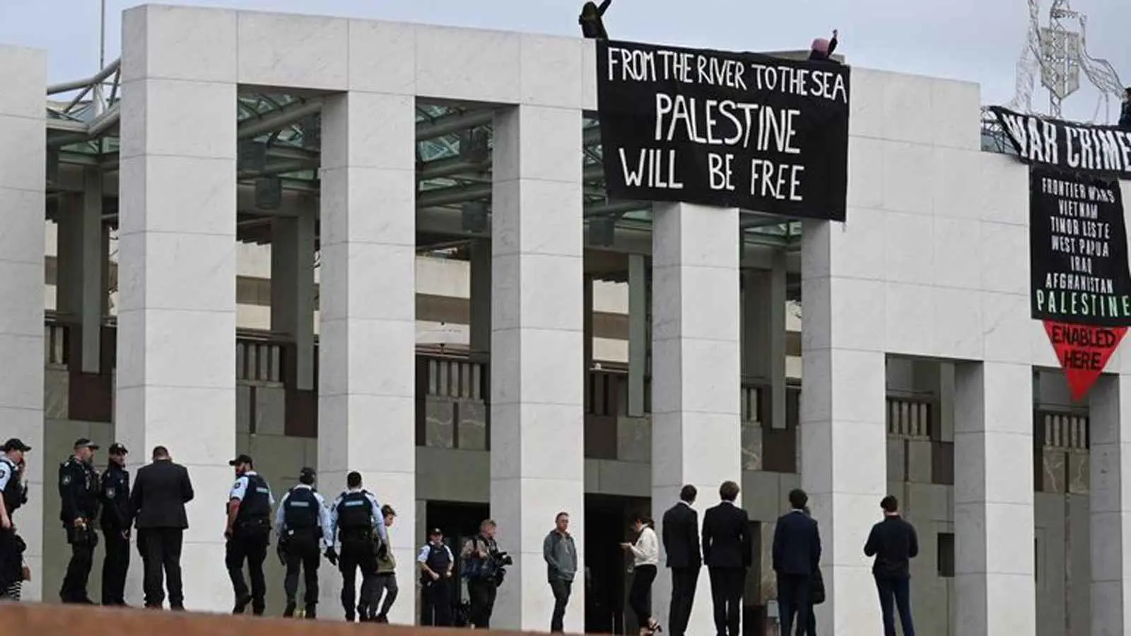 متظاهرون داعمون لغزة يصعدون سطح البرلمان الأسترالي‎