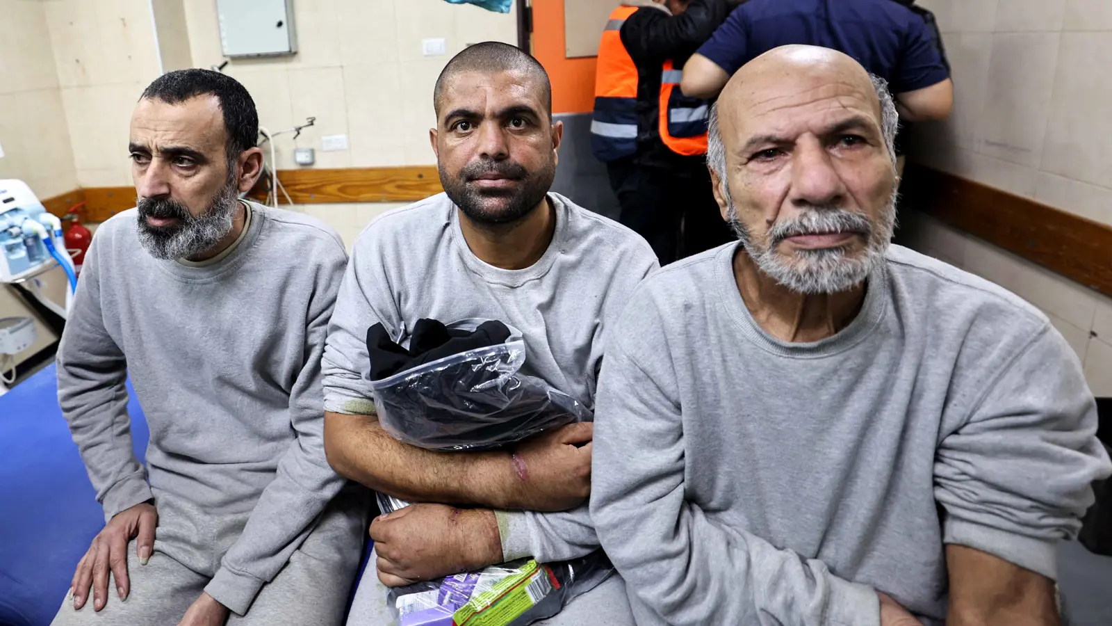 سجان إسرائيلي ينقش نجمة داوود على رأس فلسطيني (فيديو وصورة)