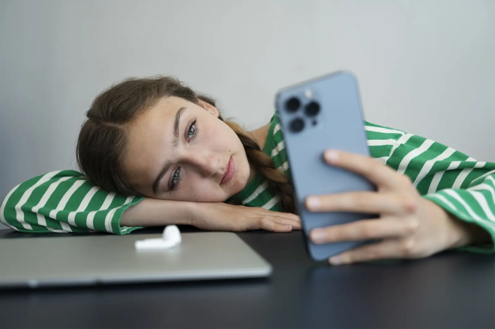 فتاة تنظر إلى الهاتف