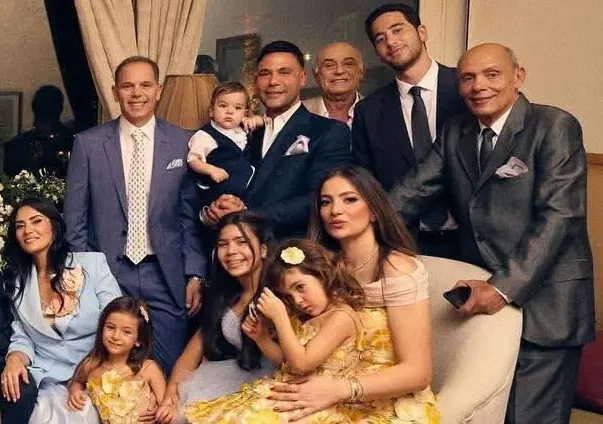 محمد ورامي إمام مع زوجتيهما وآخرين