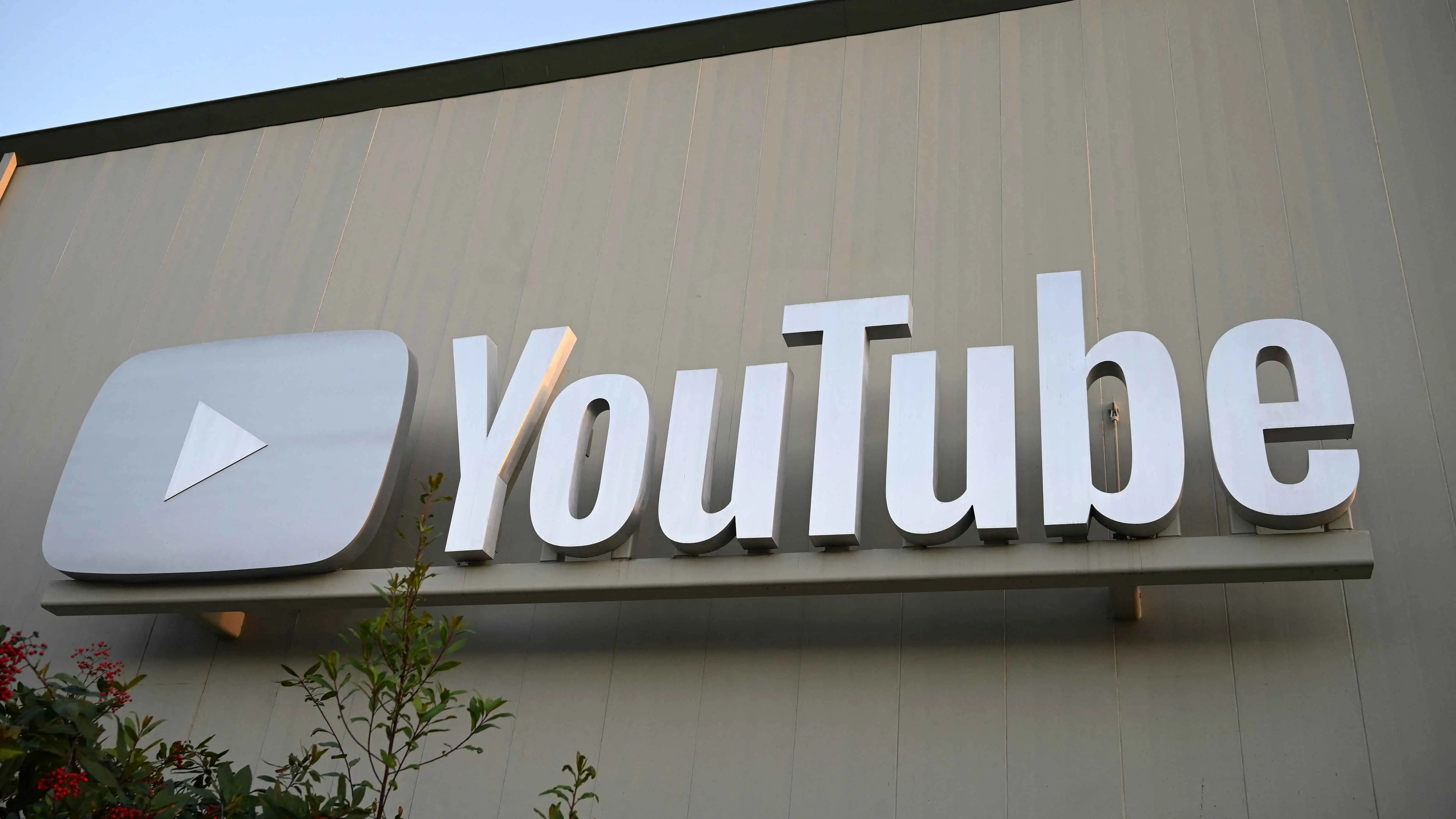 "يوتيوب" يطلق 5 مزايا جديدة لمواجهة "تيك توك"