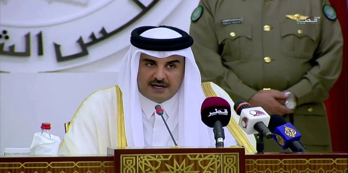 شاهد ارتباك قناة الجزيرة .. بث ثوان من خطاب أمير قطر وقطعه بتقرير للعربية (فيديو)