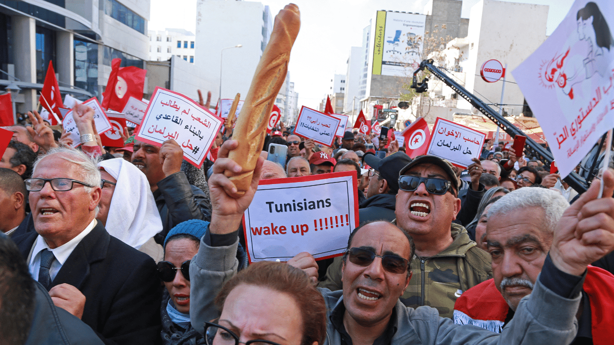 تقرير: تعثر المفاوضات مع صندوق النقد الدولي يُغرق تونس في المديونية